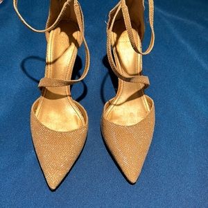 Women’s shoes belle badgley mischka gold high heel sling back size 8.glittery